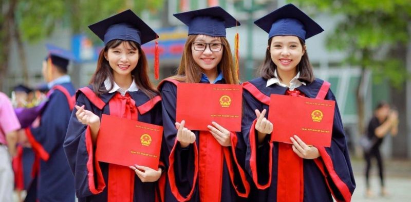 Trang phục tốt nghiệp đại học đẹp, nổi bật