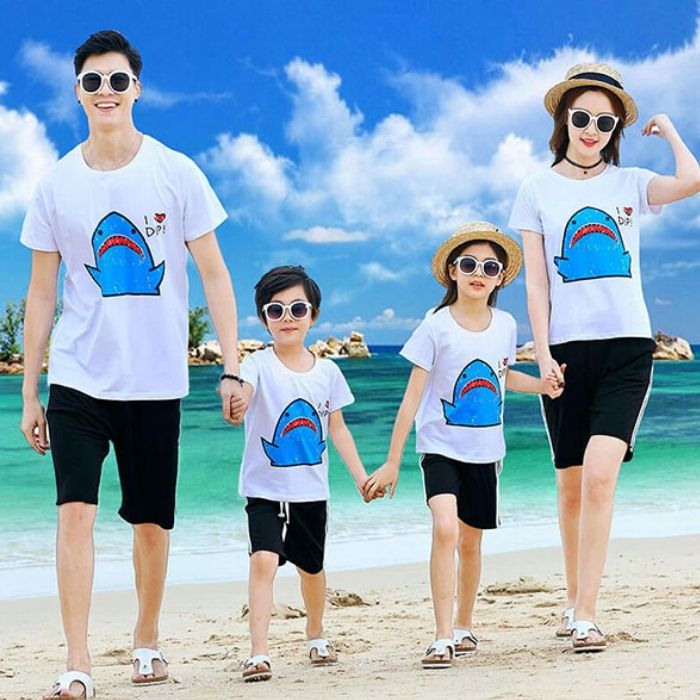 Mẫu áo gia đình mặc đi biển với thiết kế trẻ trung, năng động