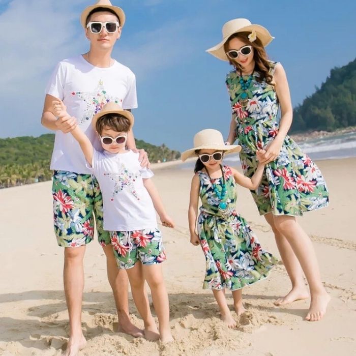 Trang phục gia đình với thiết kế hoạ tiết hoa lá cành nổi bật