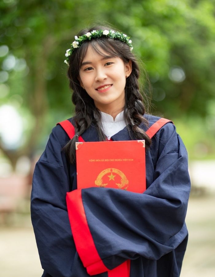 Nữ sinh mặc trang phục tốt nghiệp mang màu sắc truyền thống