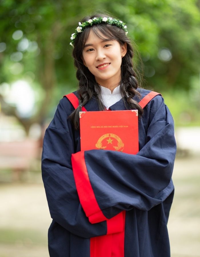 Nữ sinh cười rạng rỡ trong trang phục áo tốt nghiệp trường quốc tế HCM