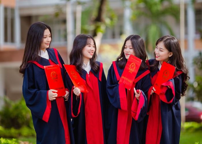 Nữ sinh mặc trang phục tốt nghiệp chụp ảnh chung với nhóm