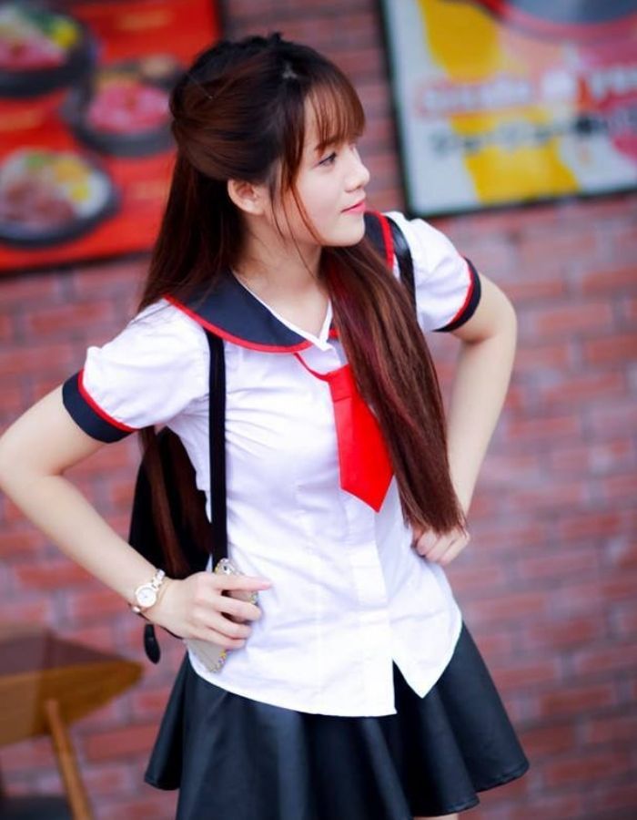 Áo đồng phục nữ sinh nổi bật với mẫu cà vạt ngắn màu đỏ