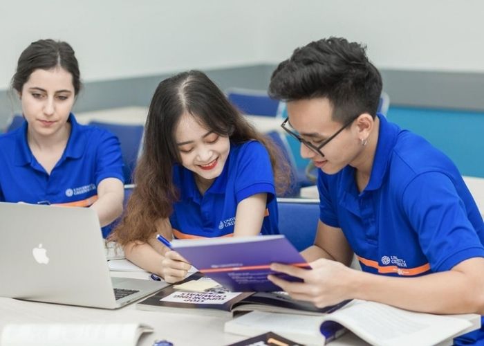 Đại học Quốc tế Greenwich Việt Nam thiết kế áo thun đồng phục với màu xanh cô ban nổi bật