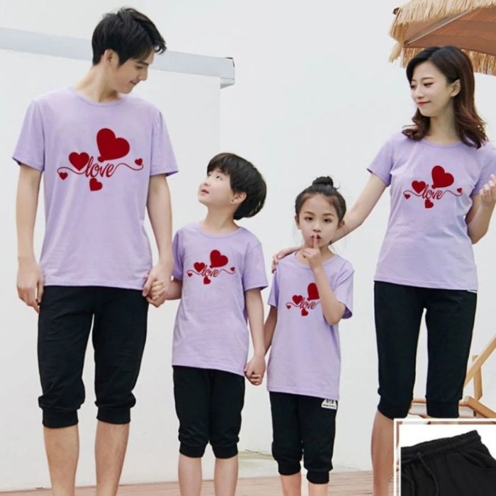 Trang phục gia đình màu tím được thiết kế hình in với công nghệ hiện đại