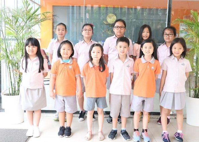 Tông màu cam nổi bật của trang phục trường quốc tế Singapore