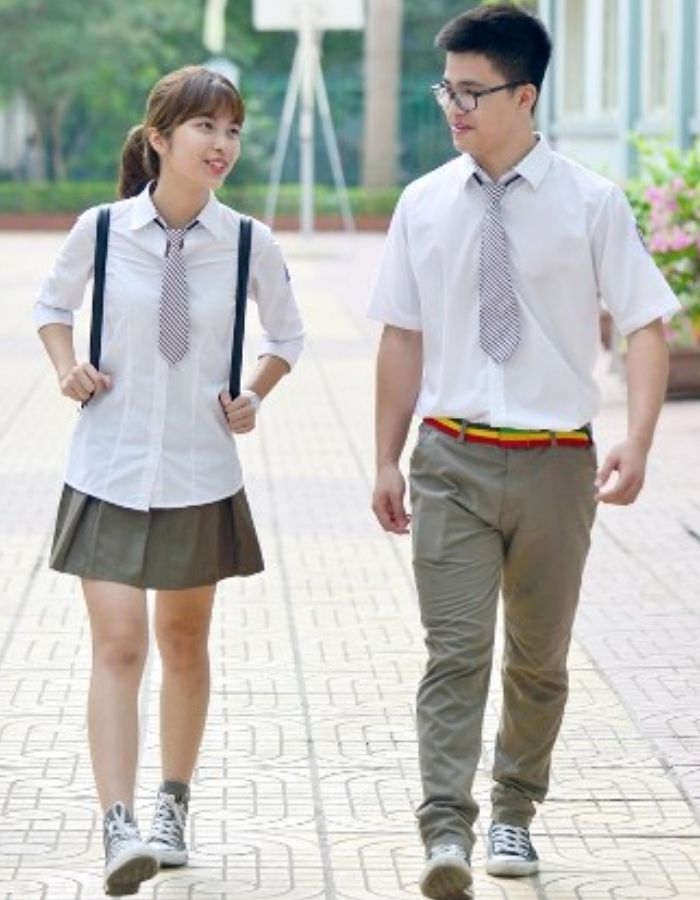Áo sơ mi trắng kết hợp cùng quần màu be là trang phục chính của nam sinh trường quốc tế Việt Úc