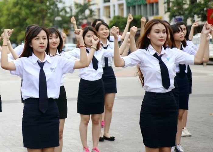 Nữ sinh tươi trẻ trong mẫu áo trắng trường Học viện hàng không