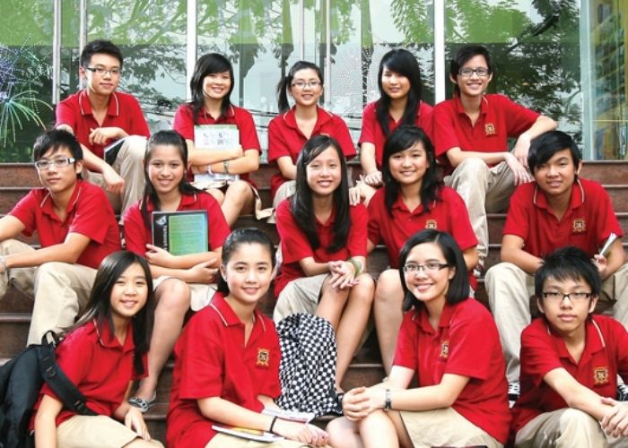 Mẫu trang phục trường quốc tế Việt Úc nổi bật với màu đỏ ấn tượng