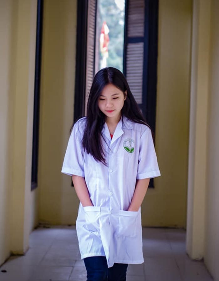 Nữ sinh tươi tắn trong bộ trang phục khoa dược trường đại học HUP