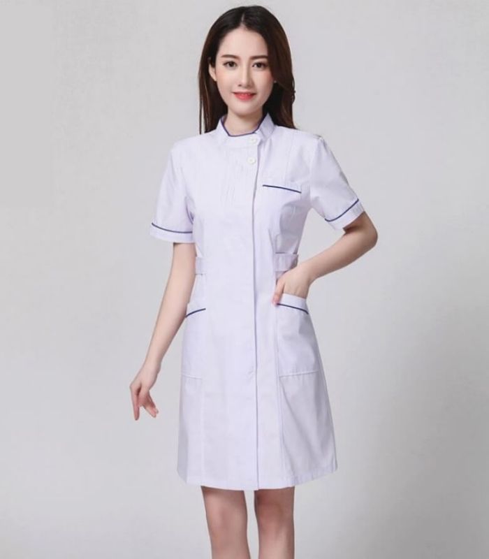 Thiết kế tương tự áo blouse bác sĩ với chất liệu vải thoáng mát