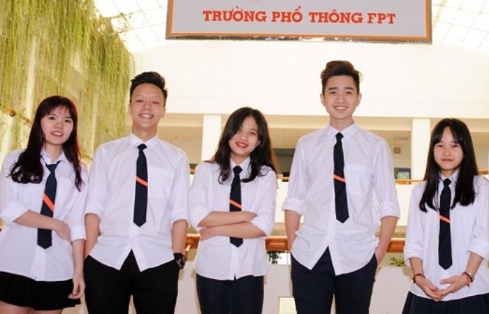 Áo sơ mi trắng kết hợp cà vạt đen nổi bật của học sinh trường THPT FPT Đà Nẵng