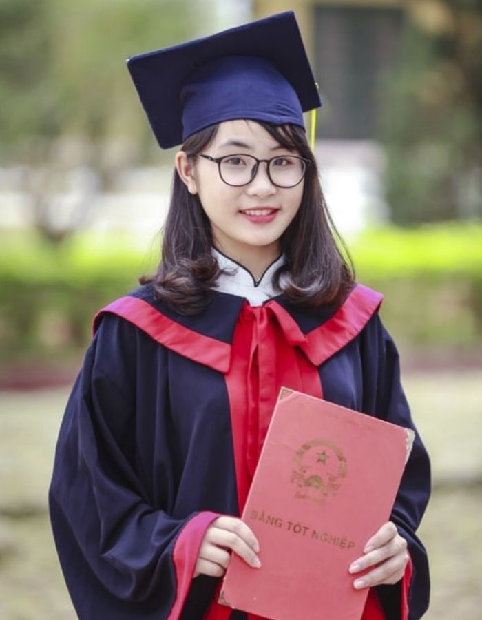 Trang phục tốt nghiệp trường Sư phạm Đà Nẵng với gam màu xanh đen và đỏ tươi kết hợp
