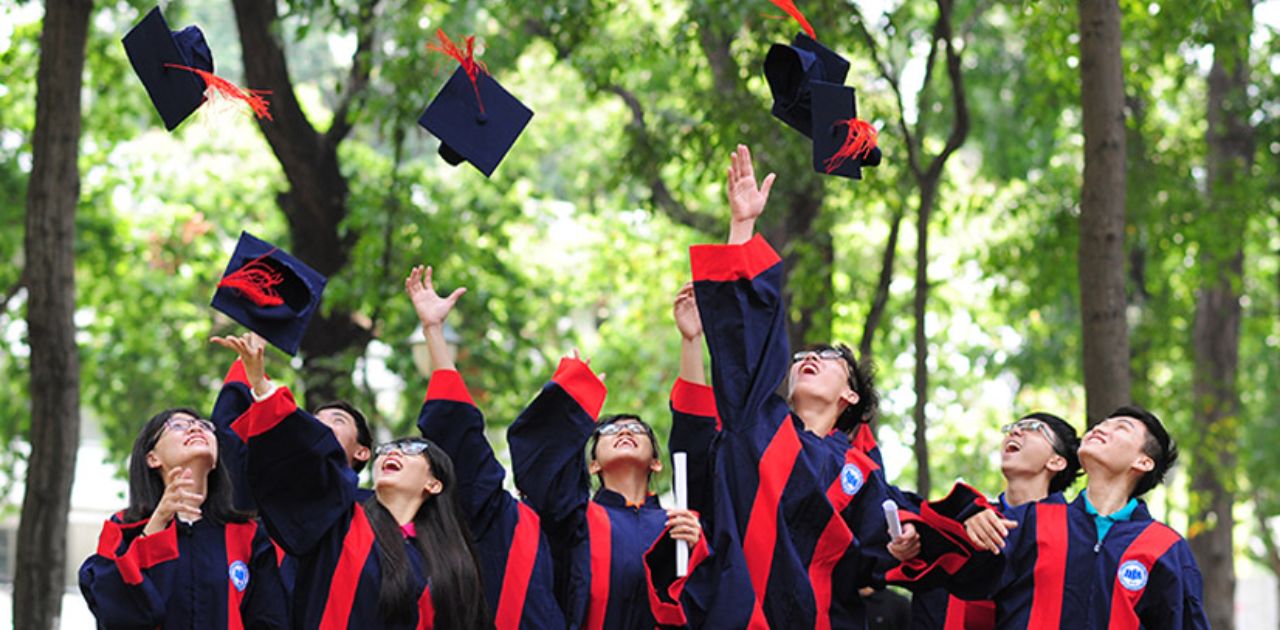 Nam, nữ sinh tung mũ trong ngày lễ nhận bằng tốt nghiệp