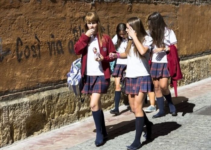 Trang phục học sinh Tây Ban Nha với style hiện đại, cá tính