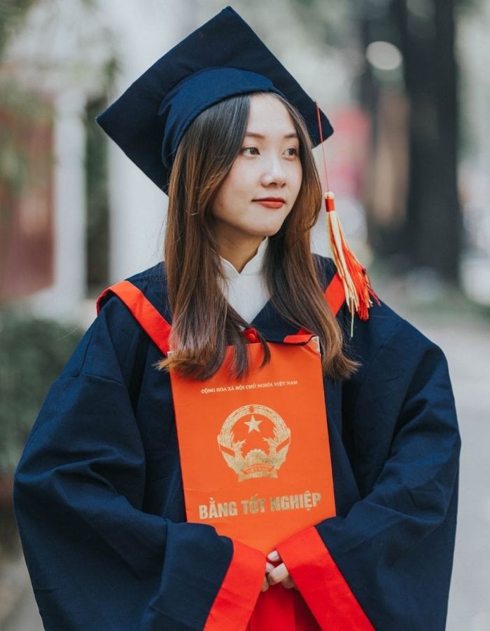 Nữ sinh xinh đẹp trong trang phục tốt nghiệp đại học