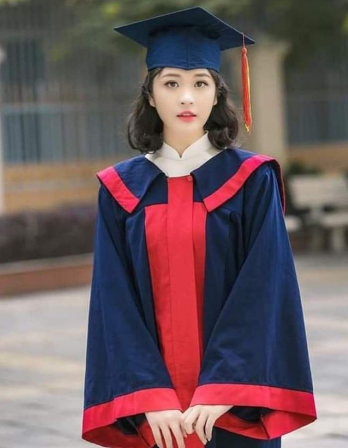Hình ảnh trang phục áo tốt nghiệp với đầy đủ phụ kiện