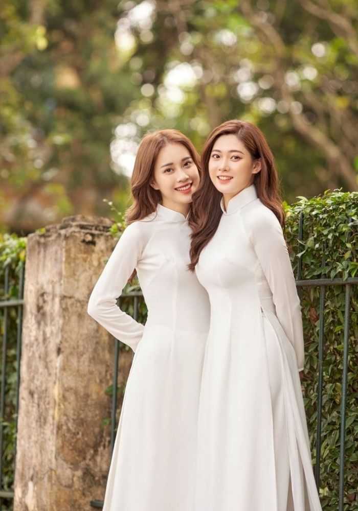 Hình ảnh 2 nữ sinh xinh đẹp trong bộ áo dài trắng thướt tha