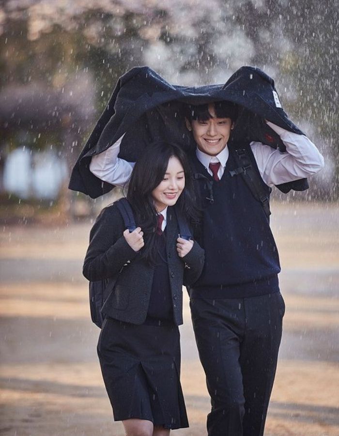 Tạo dáng lãng mạn dưới mưa được nhiều các bạn học sinh yêu thích