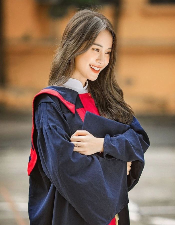 Nữ sinh rạng rỡ trong trang phục tốt nghiệp đại học