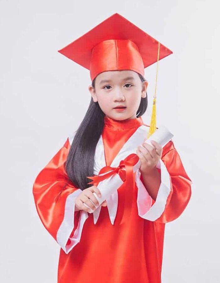 Sắc đỏ nổi bật của mẫu áo tốt nghiệp mầm non