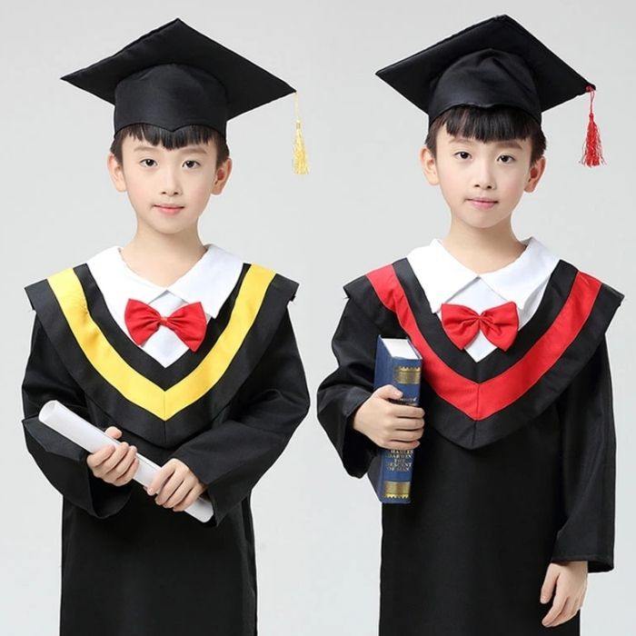 Mẫu áo tốt nghiệp của các bé với tông màu đen chủ đạo