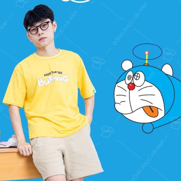 Mẫu áo Simple Lớp Doraemon màu vàng nổi bật