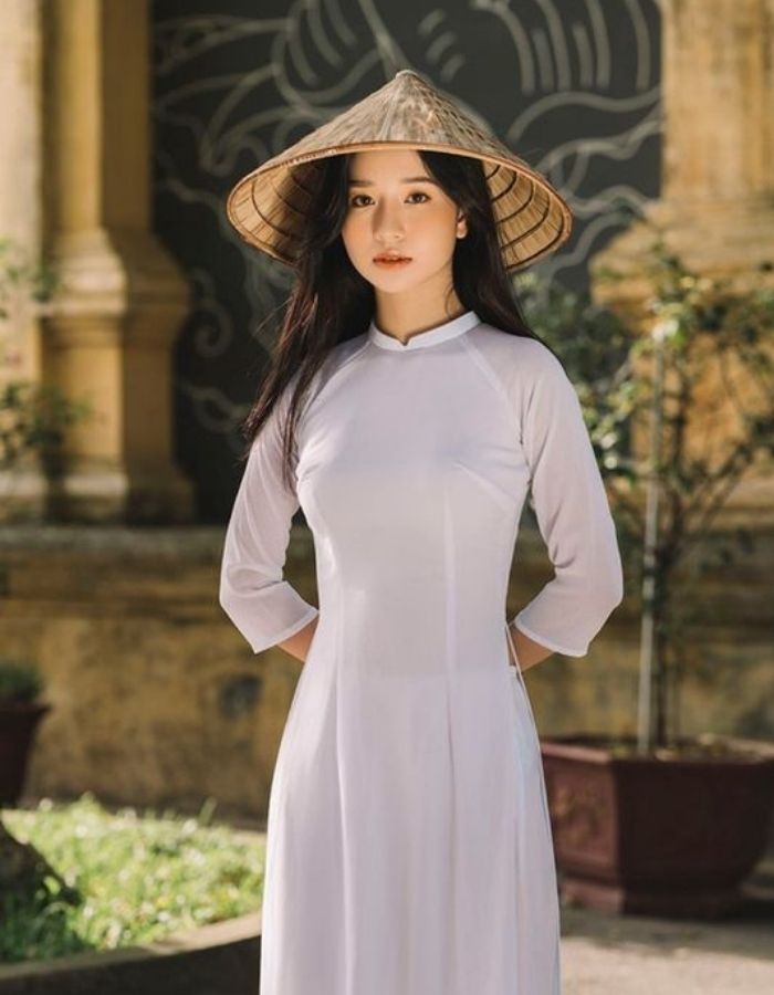 Nữ sinh rạng rỡ trong bộ áo dài trắng thiết kế cổ chữ V truyền thống