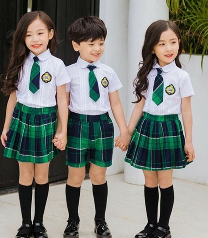 Màu sắc xanh nổi bật của bộ đồng phục học sinh bé gái
