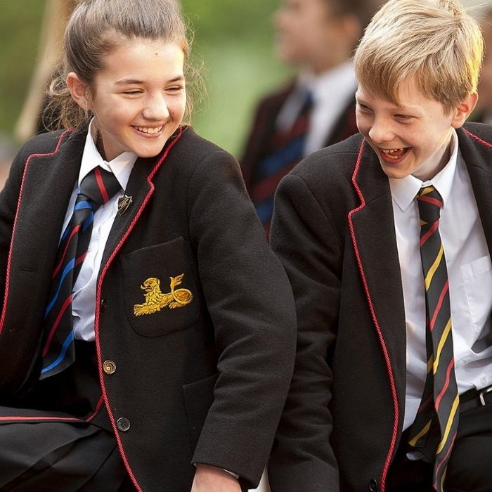 Hình ảnh đồng phục học sinh tại nước Anh mang phong cách hiện đại