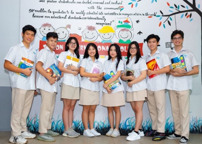 Hình ảnh các bạn học sinh trường quốc tế Việt Úc trong bộ trang phục sử dụng hàng ngày