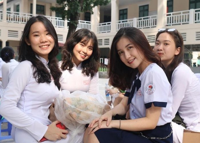 Nữ sinh rạng rỡ trong bộ đồng phục trường THPT Lê Quý Đôn