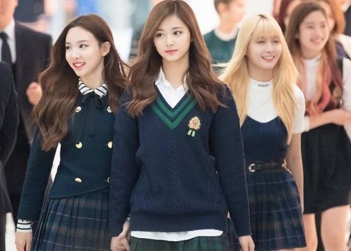 Nhóm nhạc Twice xinh đẹp trong bộ đồng phục trường Busan Dongcheon