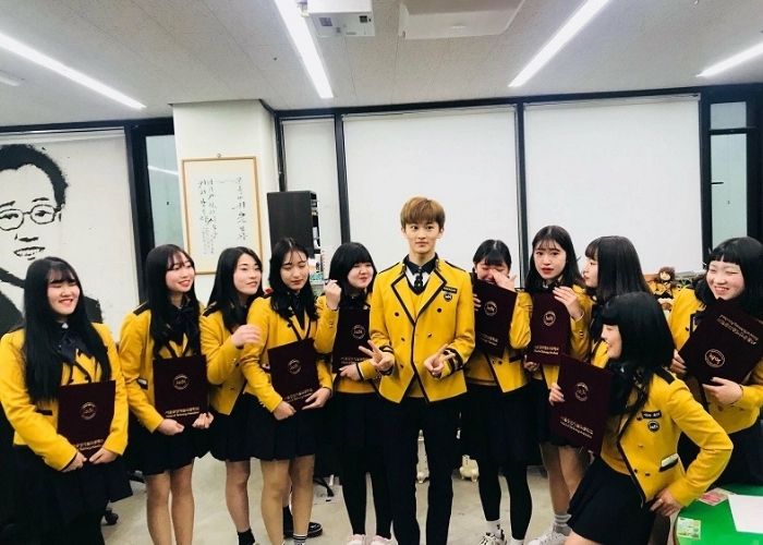 Mẫu đồng phục trường Nghệ thuật biểu diễn Seoul với tone màu vàng nổi bật