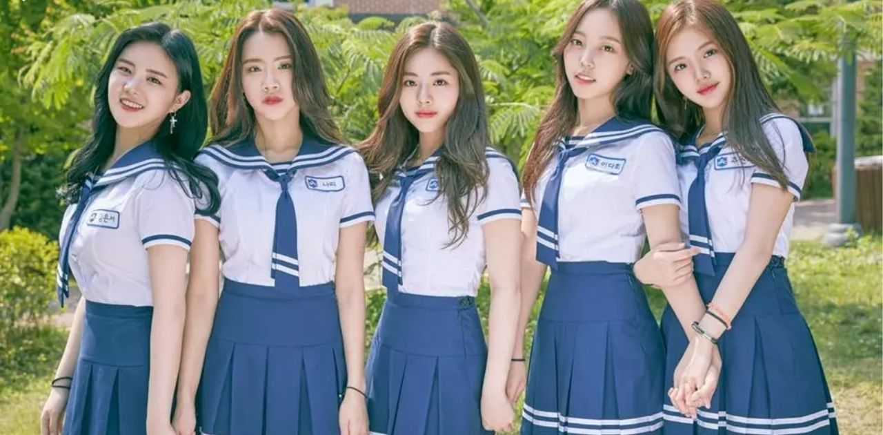 Nữ sinh xinh đẹp trong màu áo xanh đồng phục học sinh Hàn Quốc