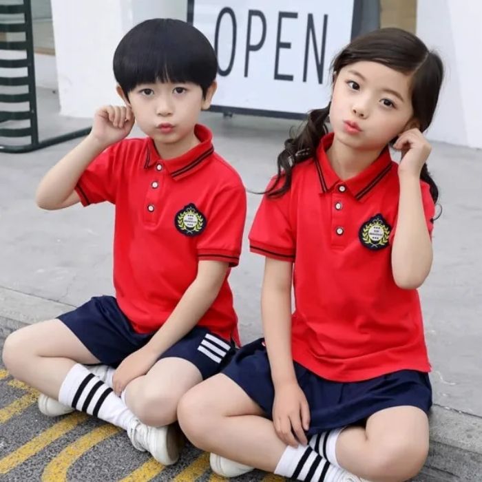 Mẫu trang phục học sinh tiểu học với tông màu đỏ ấn tượng
