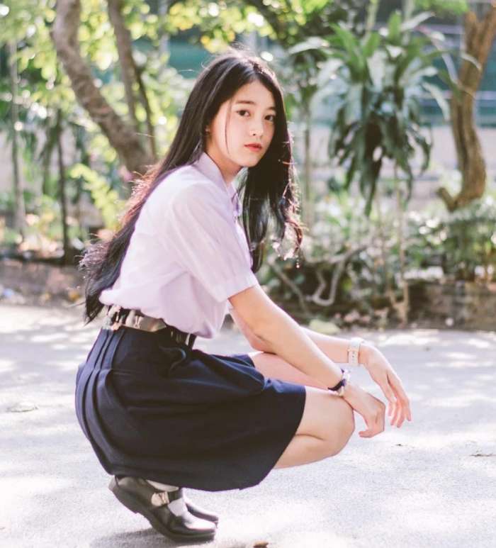 Nữ sinh xinh đẹp trong bộ đồng phục học sinh Thái Lan