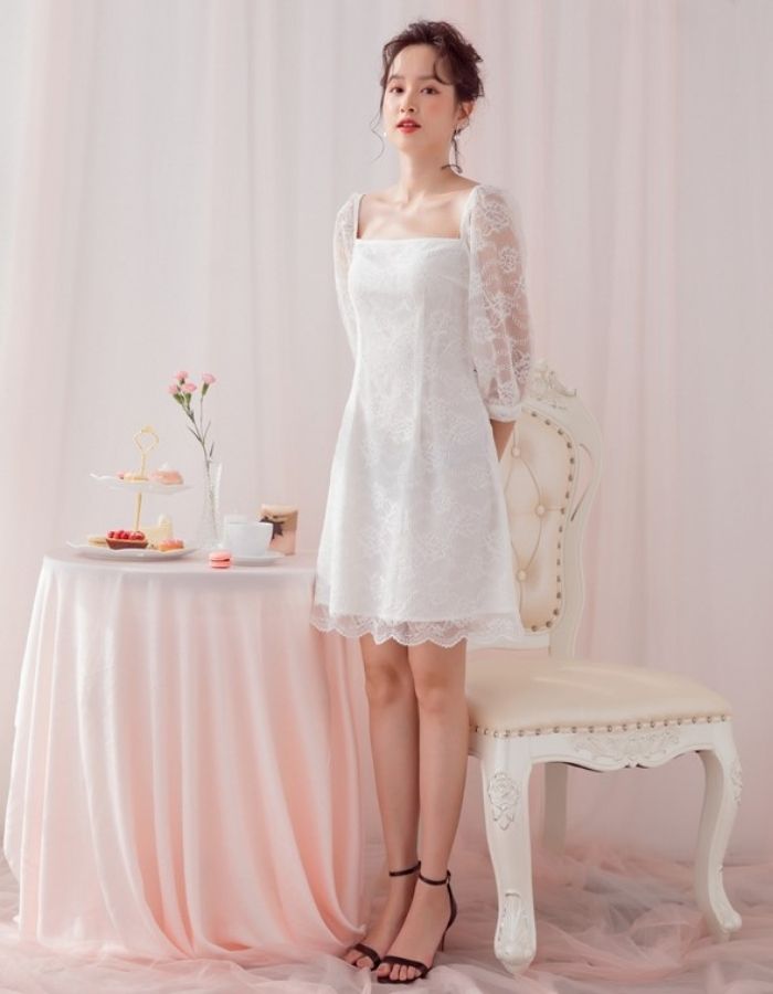 Mẫu váy chụp kỷ yếu party night với thiết kế váy ren trắng