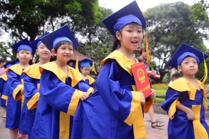 Đồng phục tốt nghiệp học sinh mầm non với gam màu xanh, vàng nổi bật