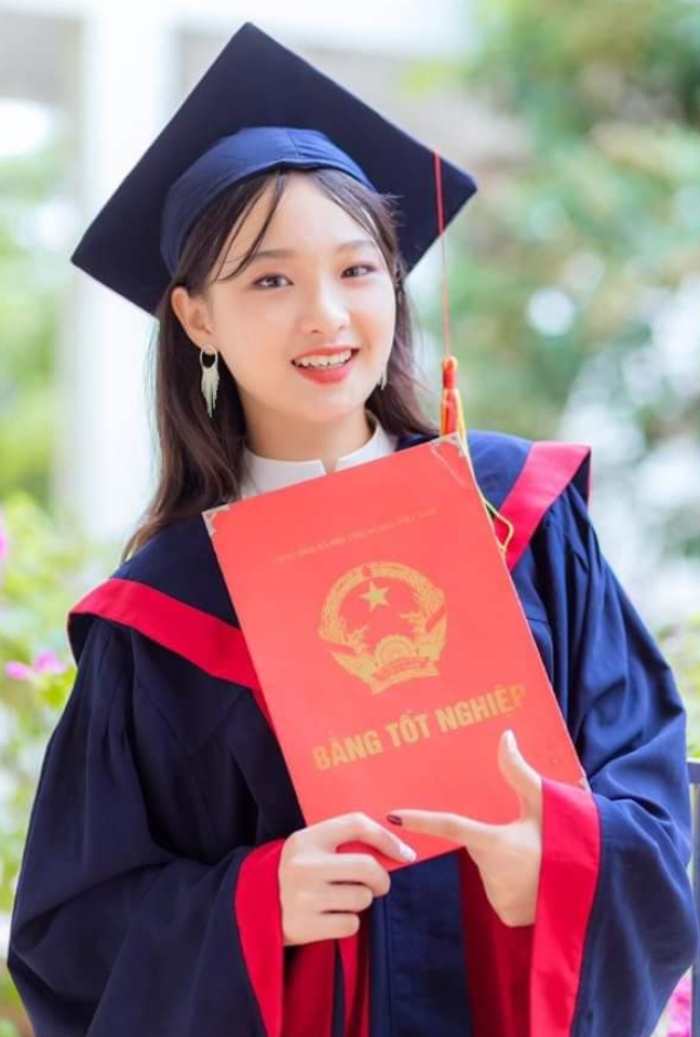 Nữ sinh rạng rỡ chụp hình tốt nghiệp trong trang phục áo cử nhân