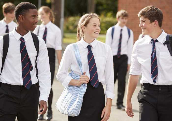 Bộ quần áo được học sinh nước Anh sử dụng vào mùa hè
