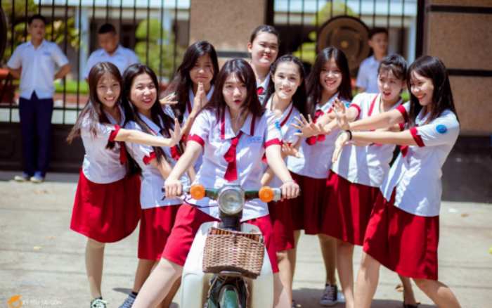 Sắc đỏ thời thường của mẫu đồng phục trường THPT Trường Chinh