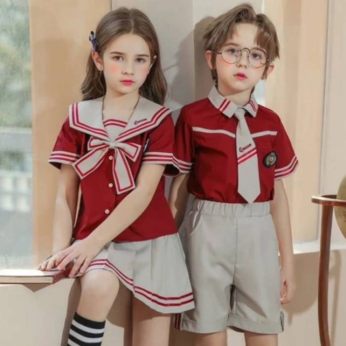 Trang phục học sinh cấp 1 tại Mỹ với tông màu đỏ nổi bật