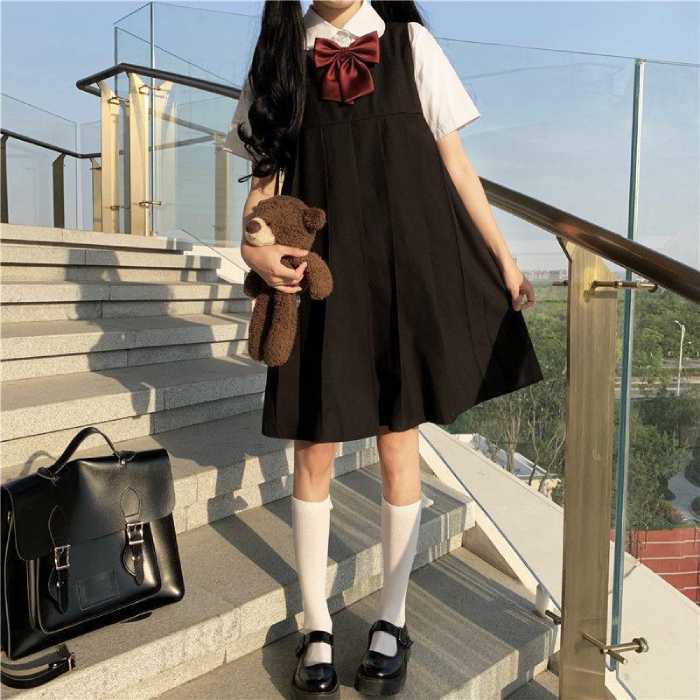 Hình ảnh nữ sinh sử dụng váy yếm khi đến trường