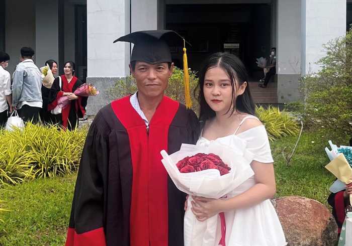Nữ sinh khoác áo cử nhân cho cha ngày lễ tốt nghiệp