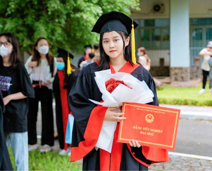 Hình ảnh nữ sinh khi khoác áo cử nhân trong buổi lễ tốt nghiệp