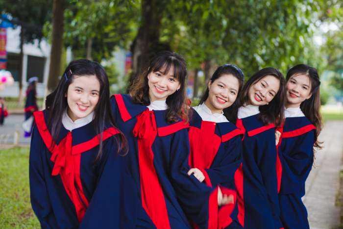 Chụp ảnh áo kỷ yếu cử nhân cùng nhóm học sinh nữ