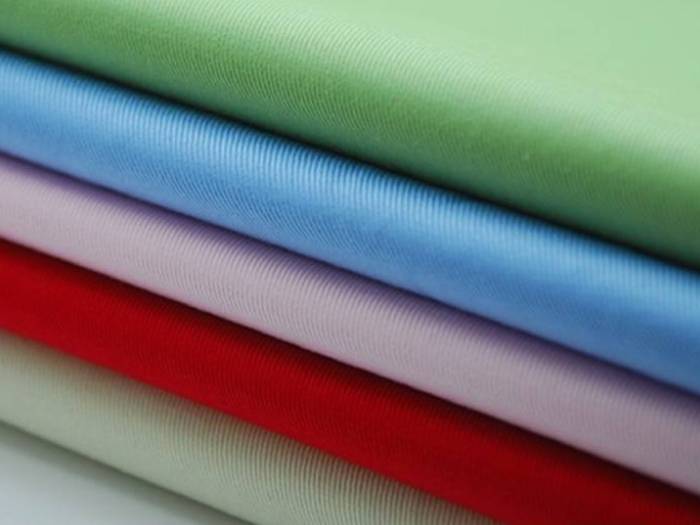 Chất liệu vải ảnh hưởng đến giá đồng phục học sinh
