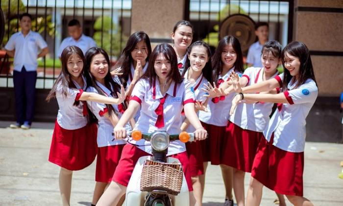 Mẫu áo sơ mi trắng kết hợp cùng váy màu đỏ của trường thpt Trường Chinh