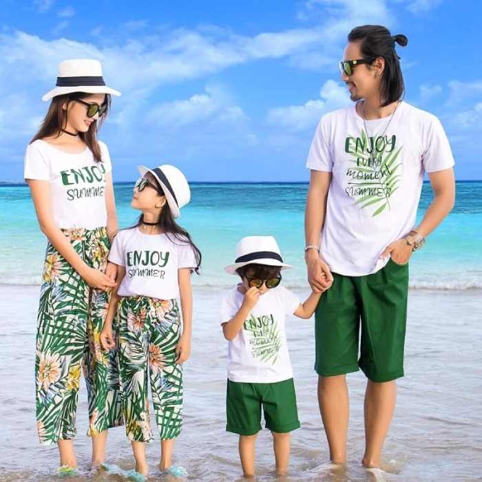 Hình in áo gia đình với họa tiết cây cỏ phù hợp cho những chuyến du lịch biển